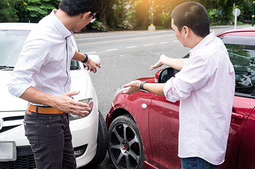交通事故で相手が過失を認めない場合、どうするべきか