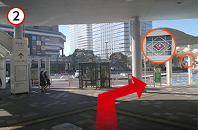 南口を出たら、向かって右手「千葉銀行の看板」を目印に進んでください。